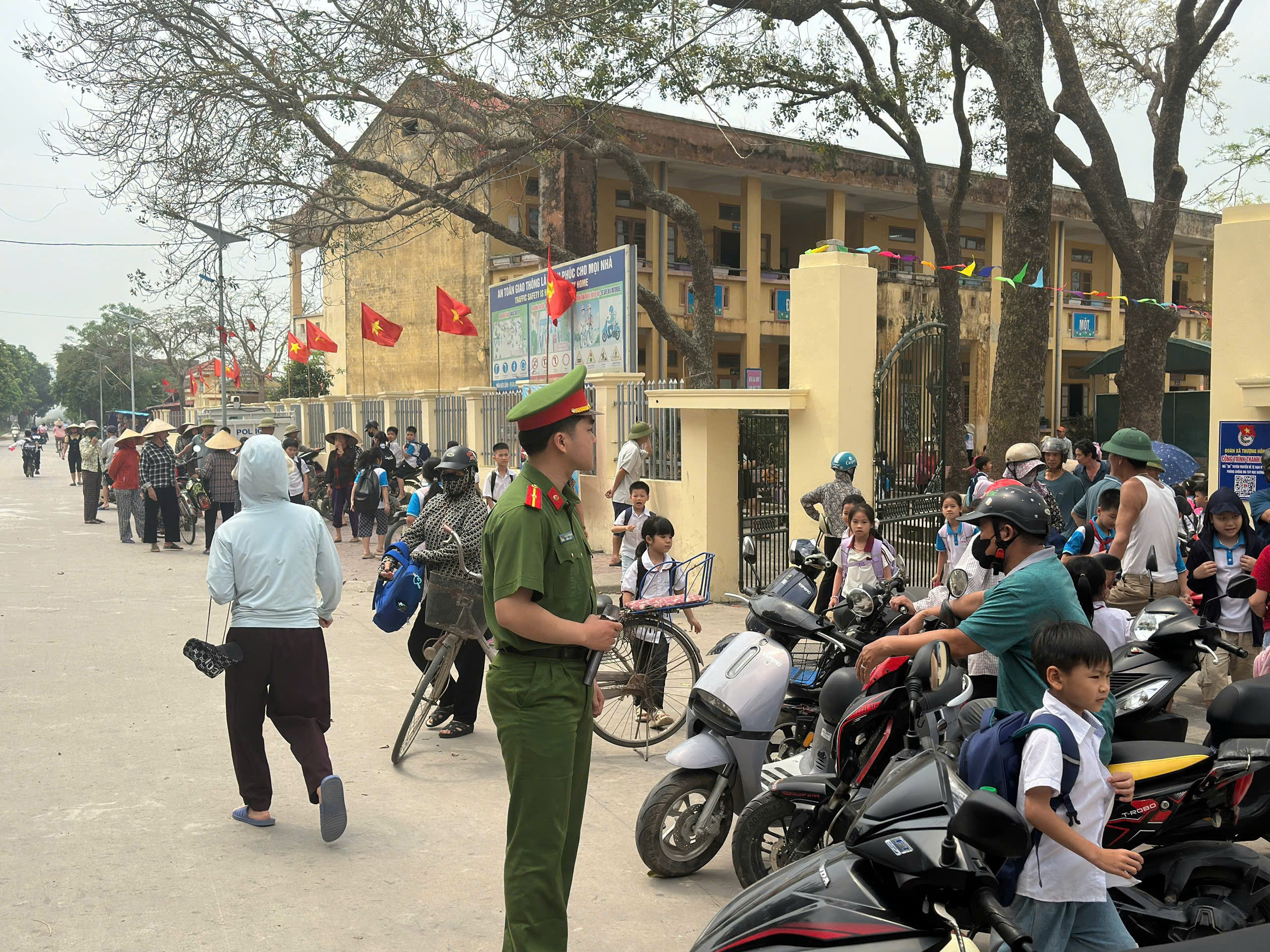 Công an xã Thượng Hồng tăng cường tuần tra, tuyên truyền đảm bảo trật tự an toàn giao thông tại cổng trường học